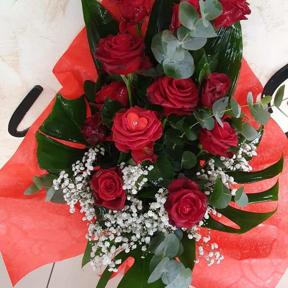 composizione floreale con rose rosse
