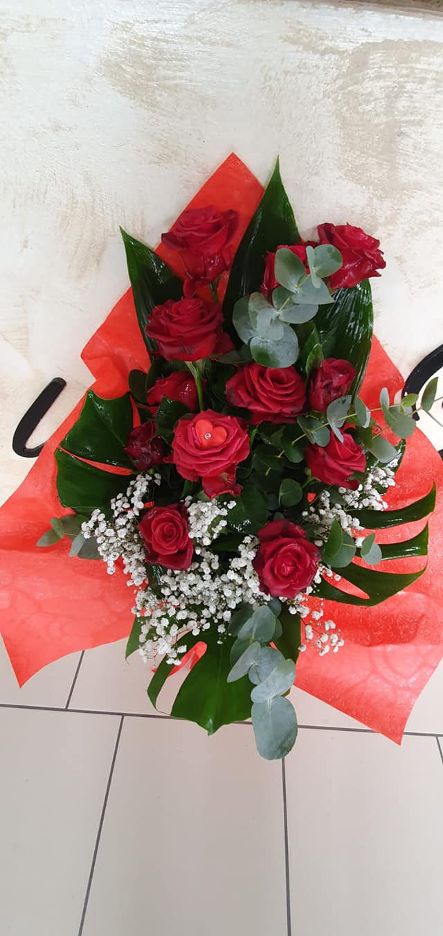 composizione di fiori rossi