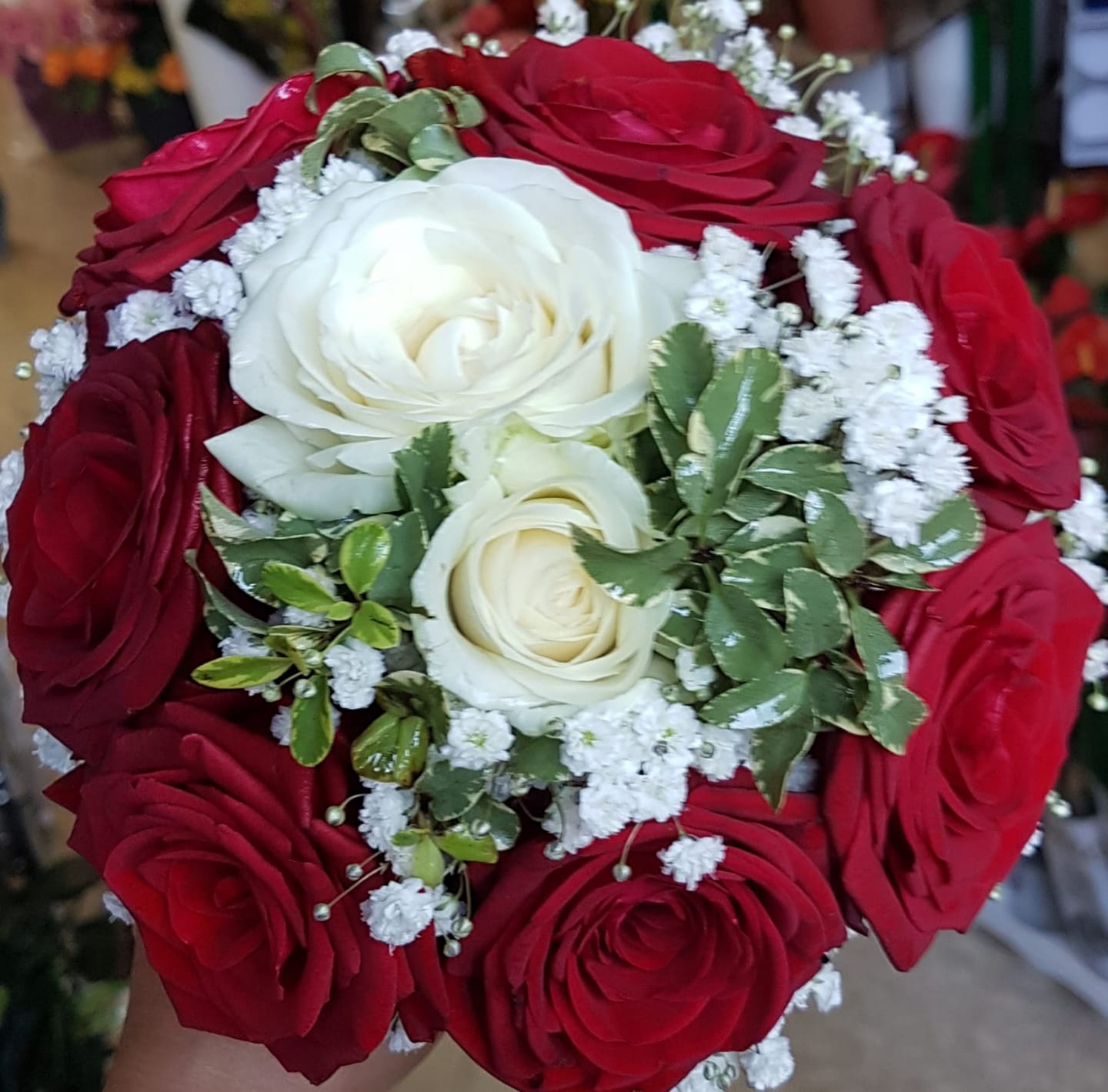 mazzo di rose rosse e bianche