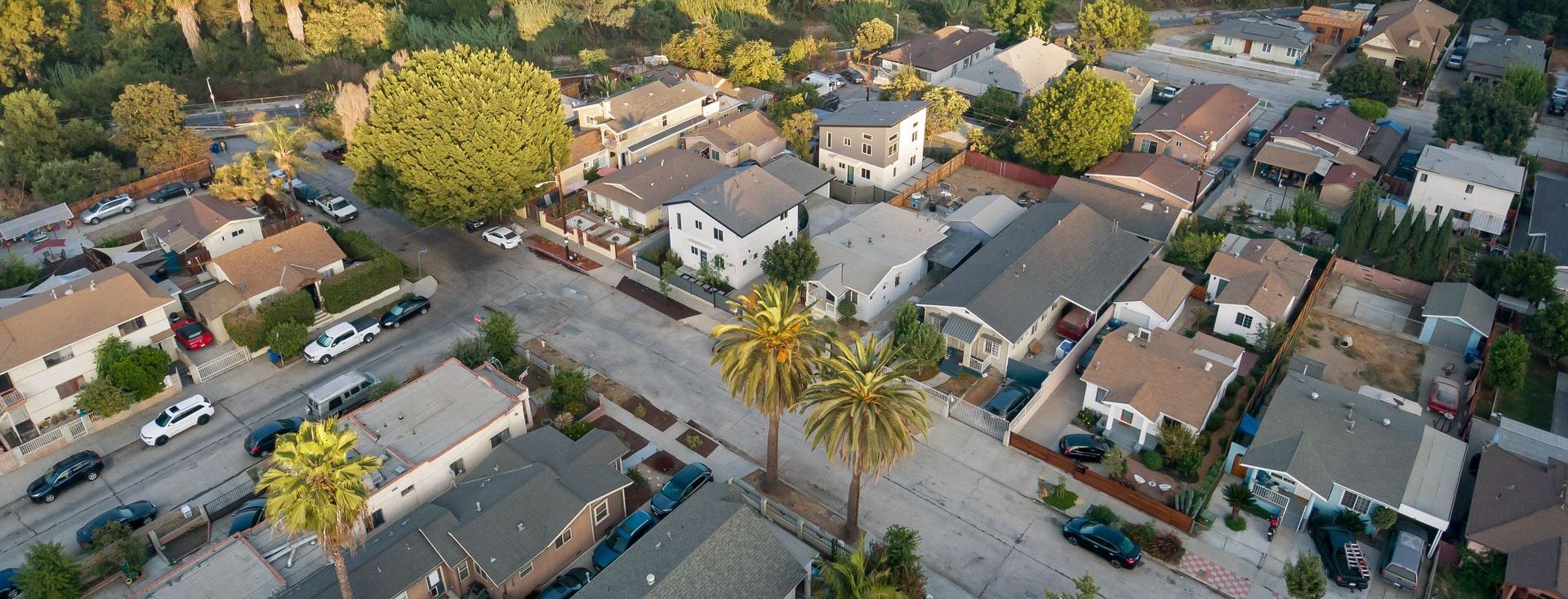 Overhead view of a street in a neighborhood in Los Angeles, CA with properties that have had accessory dwelling units (ADUs) built on them. 