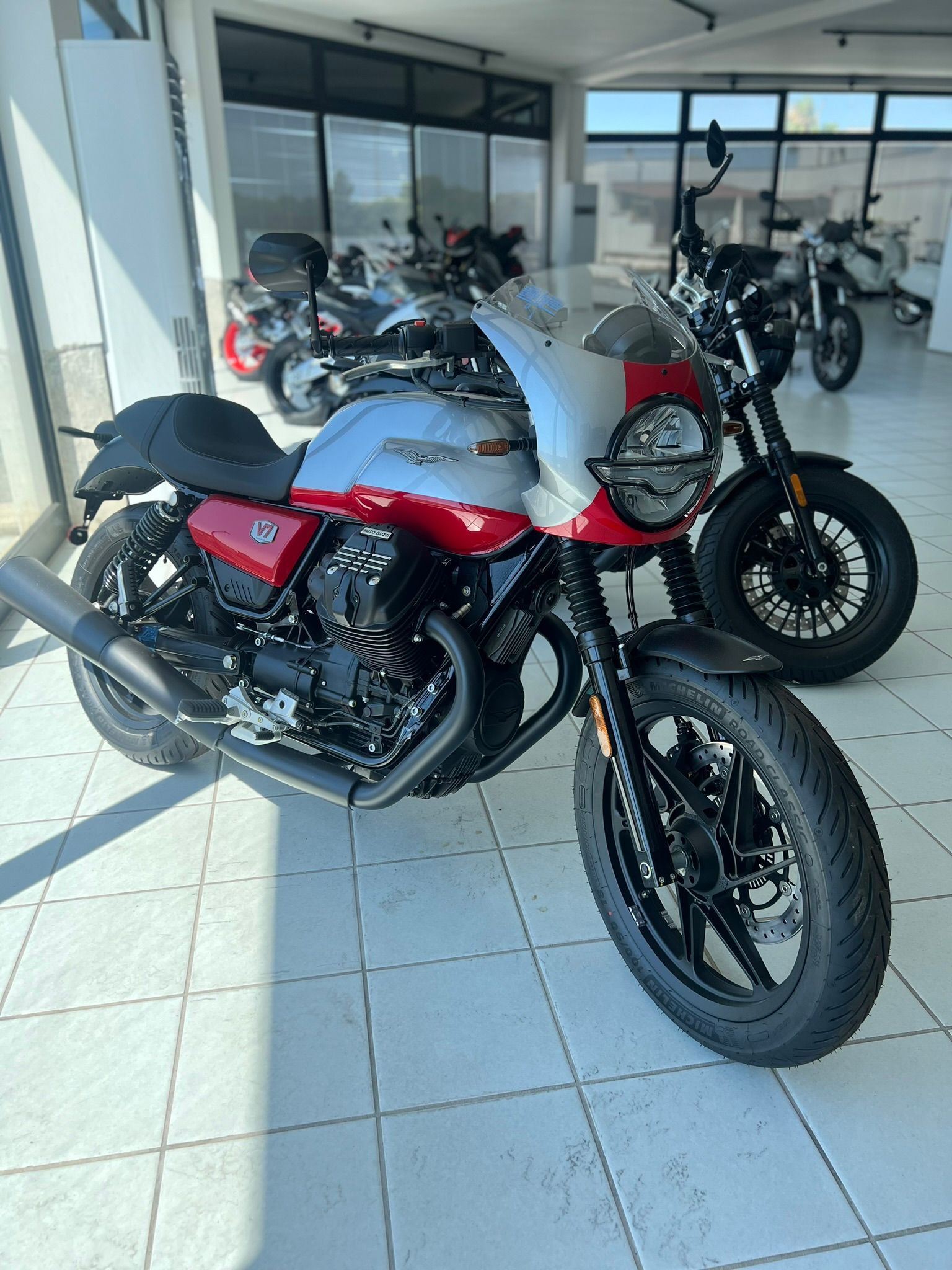 Due moto sono parcheggiate una accanto all'altra in uno showroom.