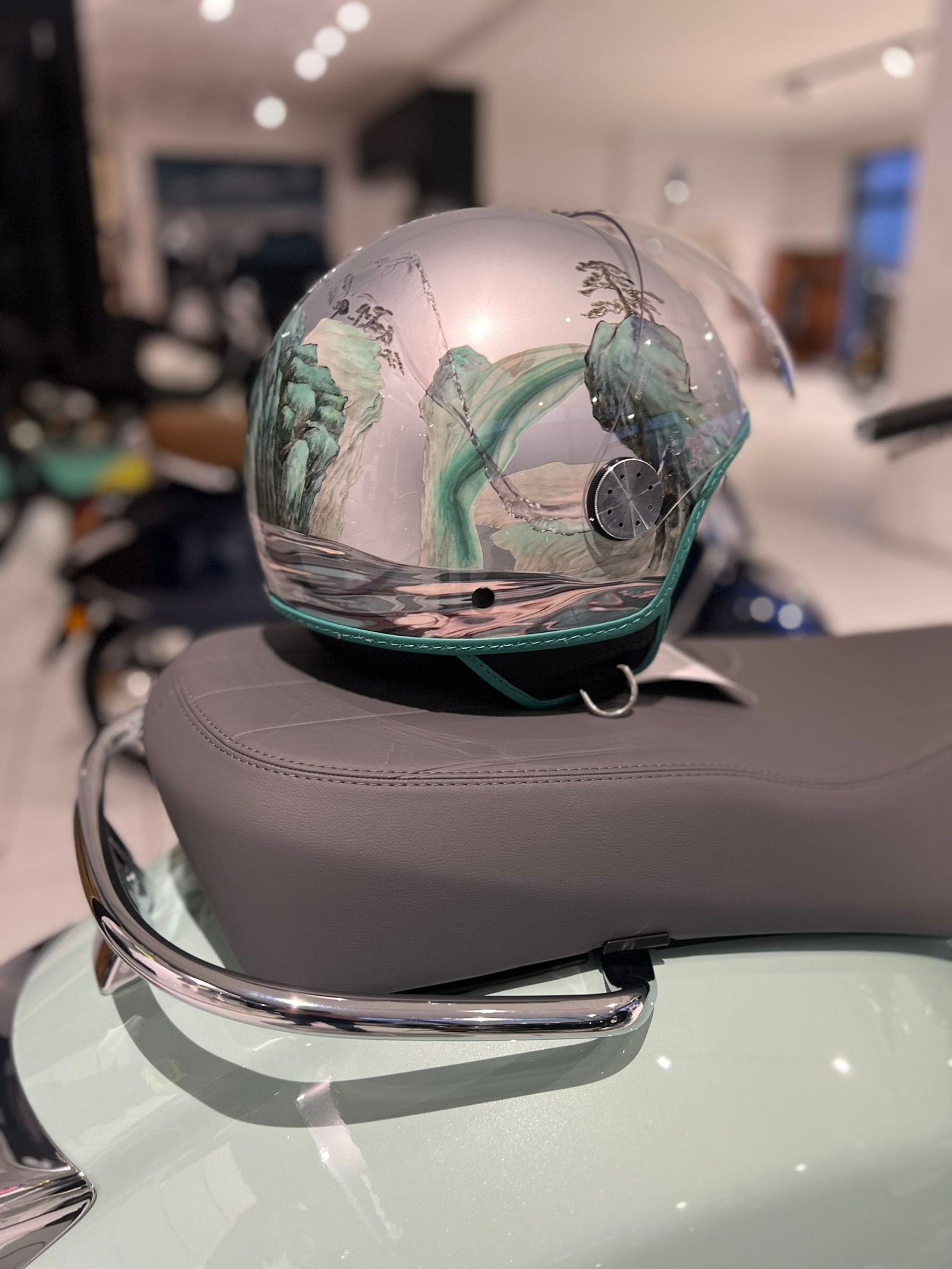 Un casco è appoggiato sul sedile di uno scooter.
