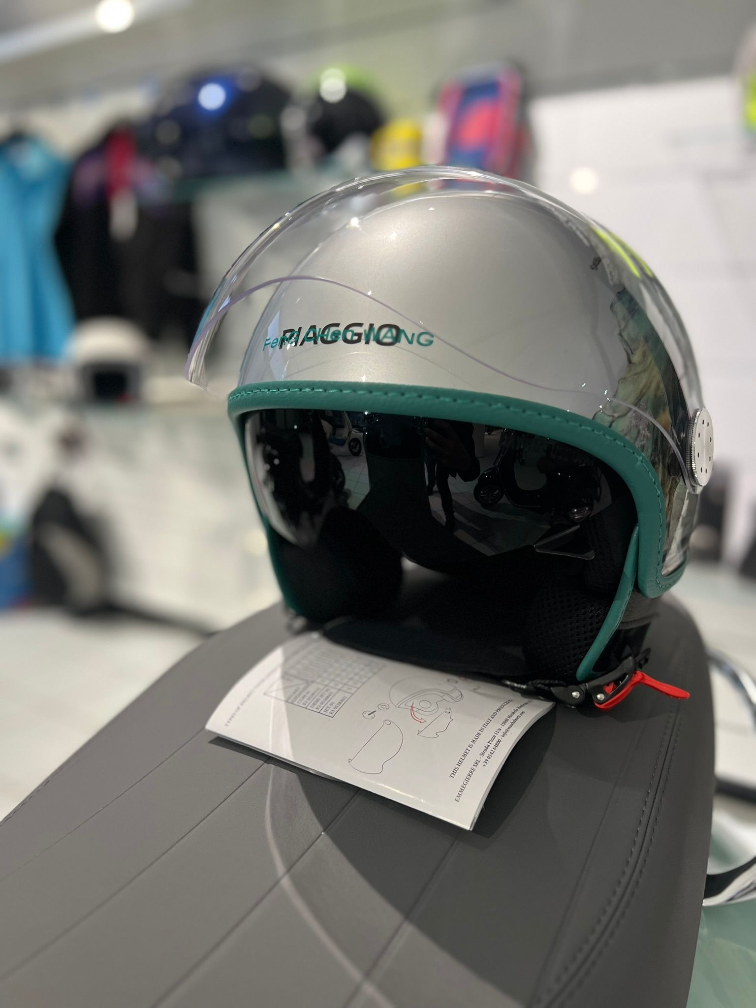 Un casco è appoggiato su un foglio di carta su un tavolo.