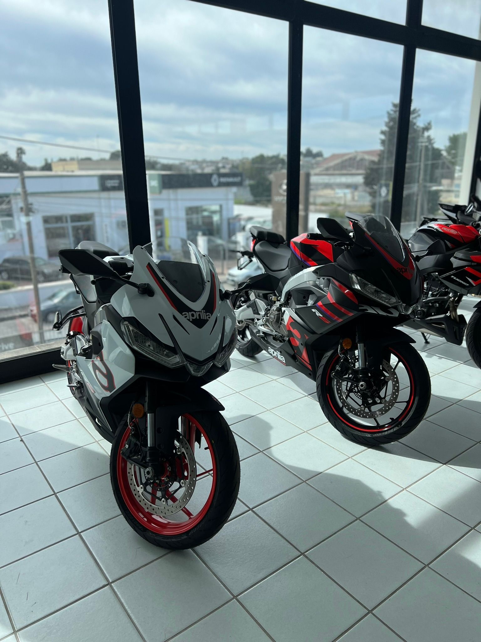 Due moto sono parcheggiate una accanto all'altra in uno showroom.