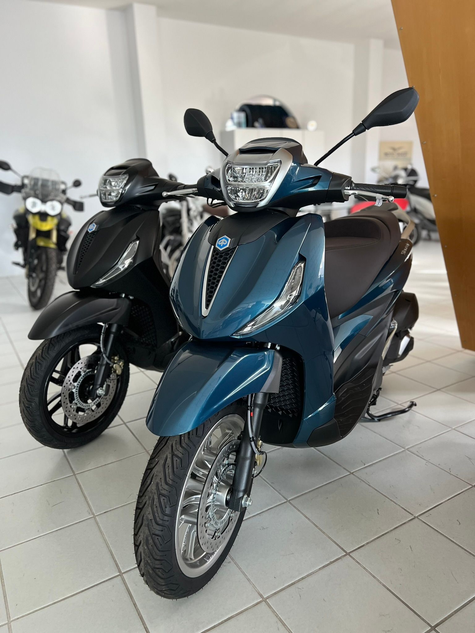 Due moto sono parcheggiate una accanto all'altra in uno showroom.