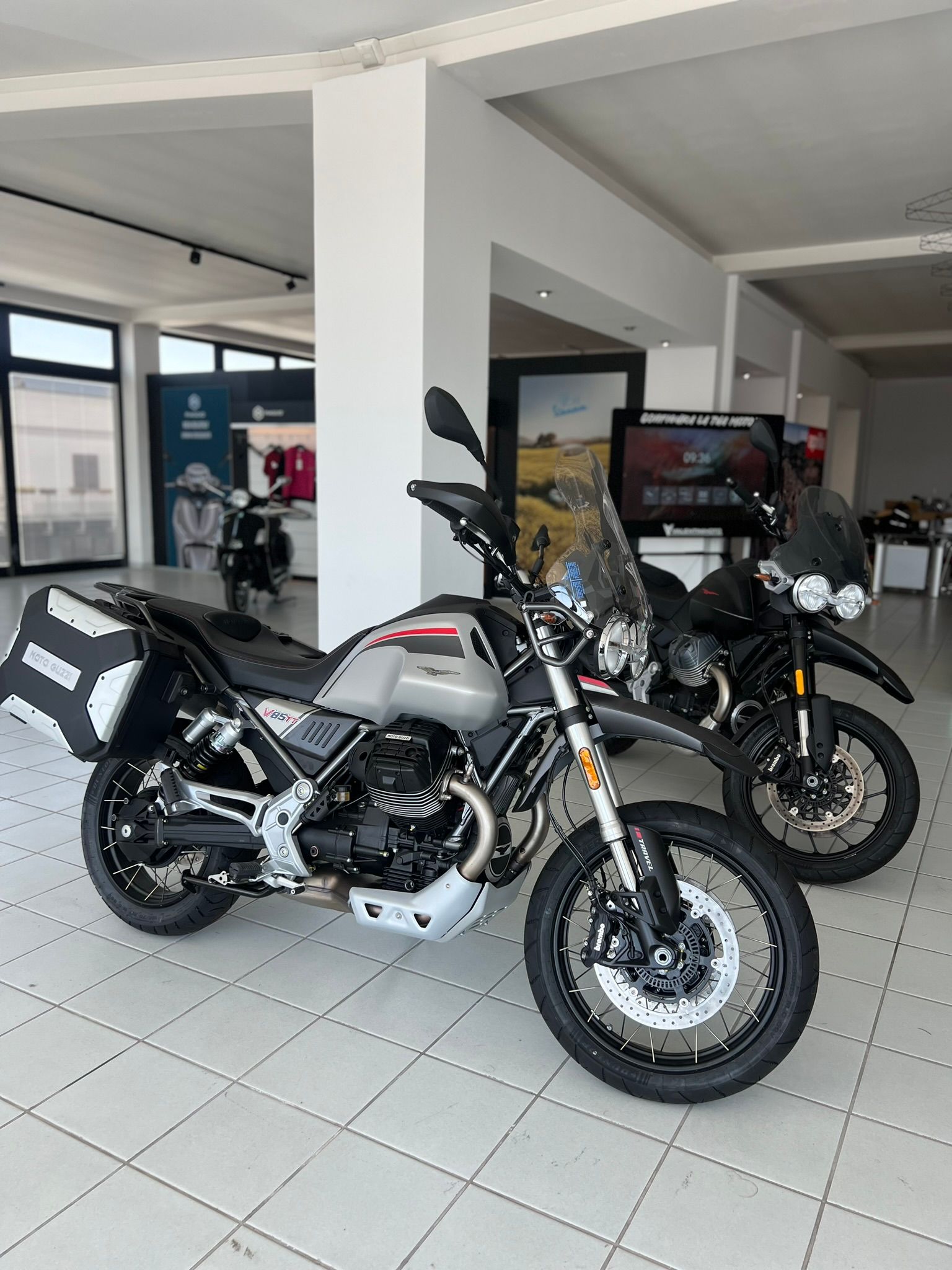 Due moto sono parcheggiate una accanto all'altra in uno showroom.