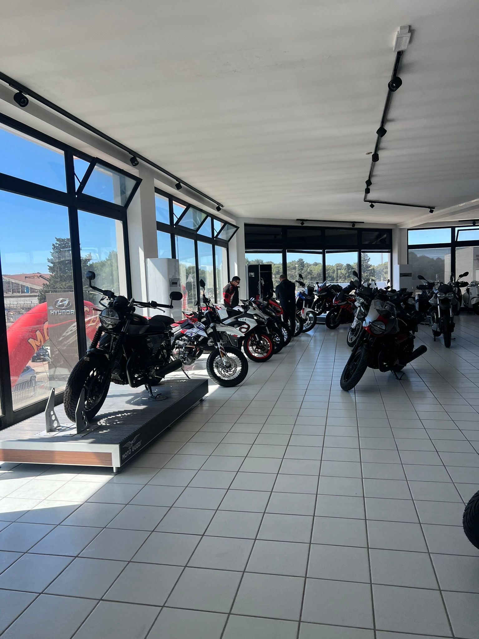 Una grande stanza piena di moto in uno showroom.