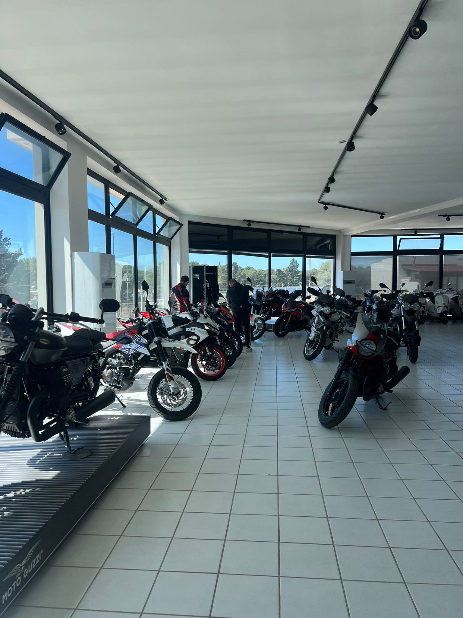 Uno showroom pieno di moto e scooter.