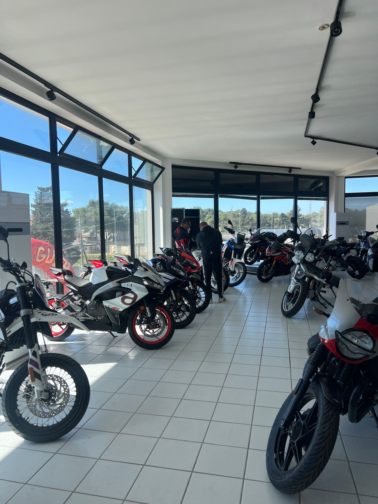 Una fila di moto sono parcheggiate in uno showroom.