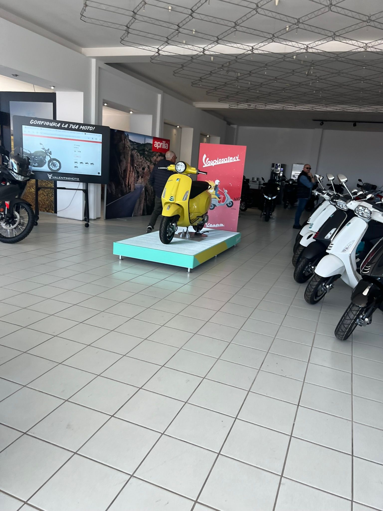 Uno scooter giallo è esposto in uno showroom