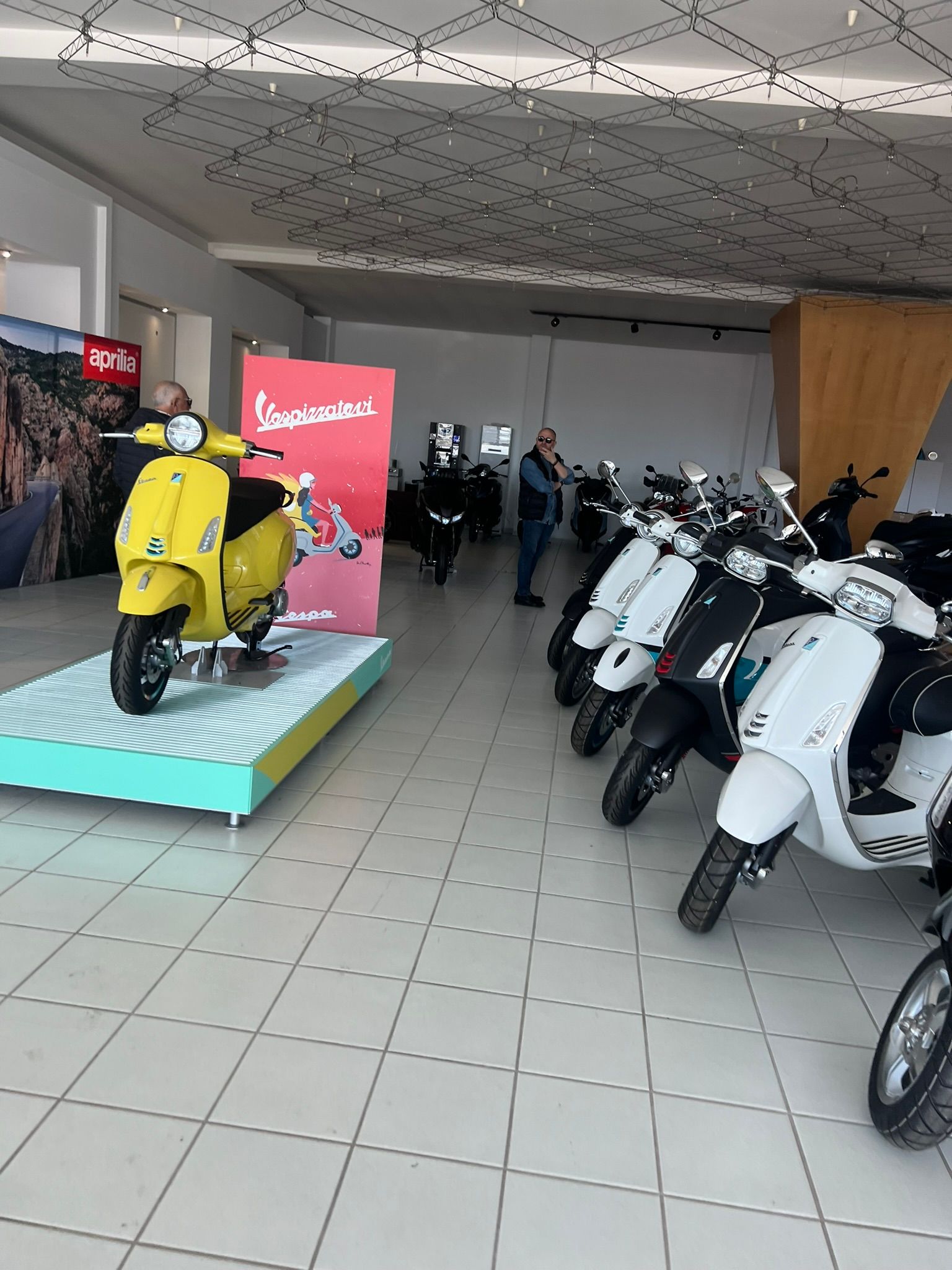 Una fila di scooter sono allineati in uno showroom.