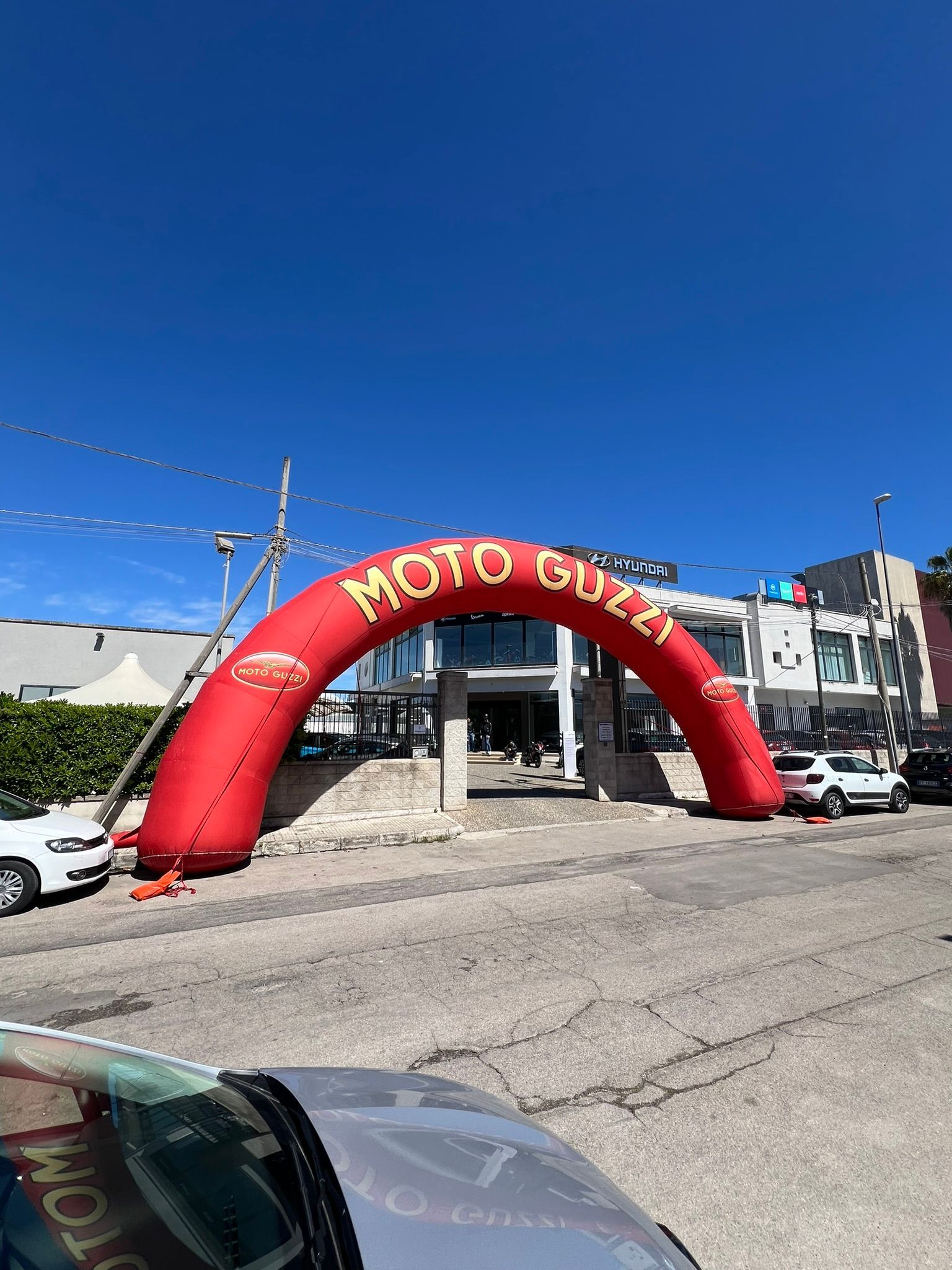 Un arco gonfiabile rosso con la scritta Moto Guzzi