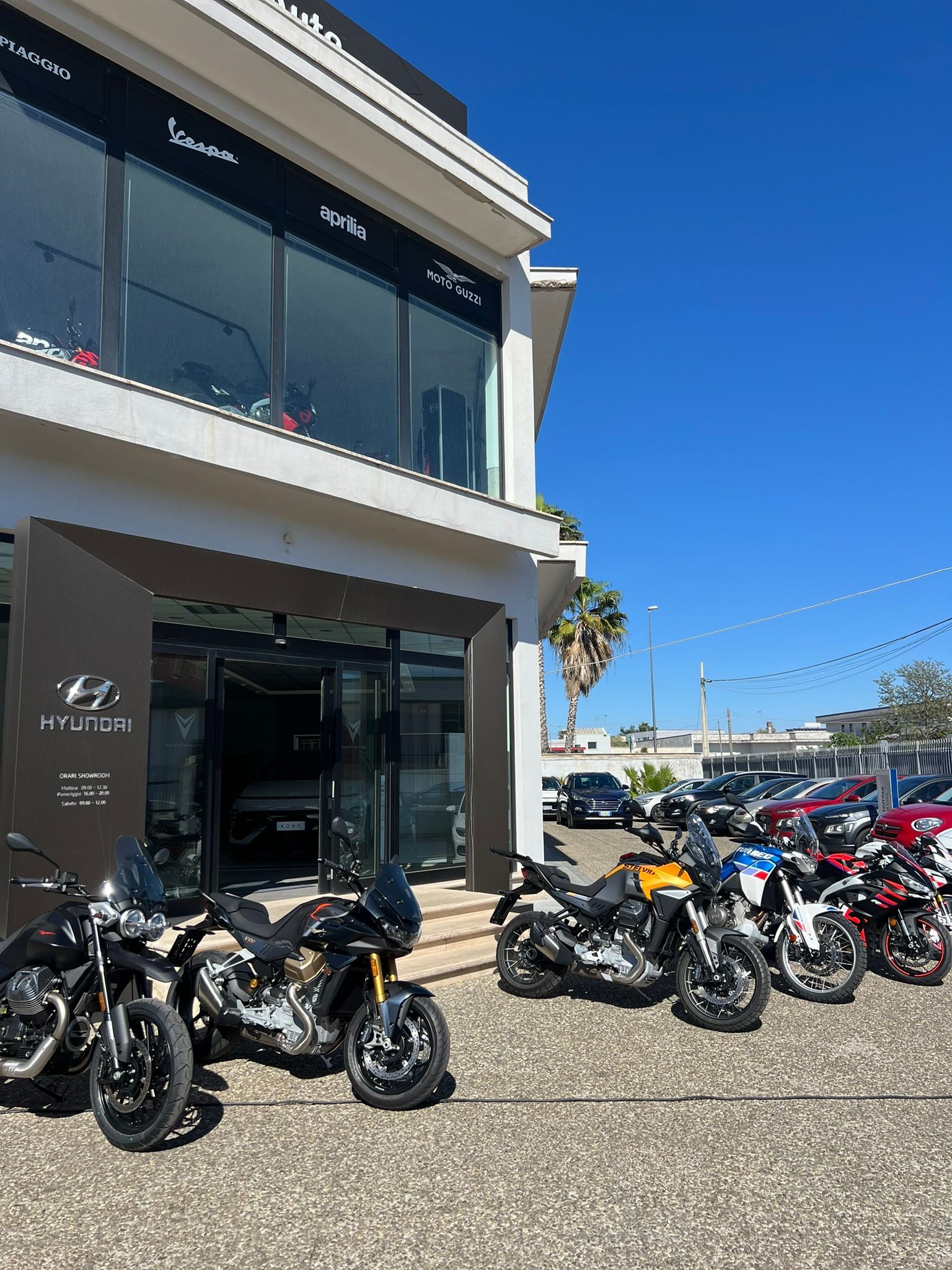 Una fila di moto è parcheggiata davanti a un edificio.