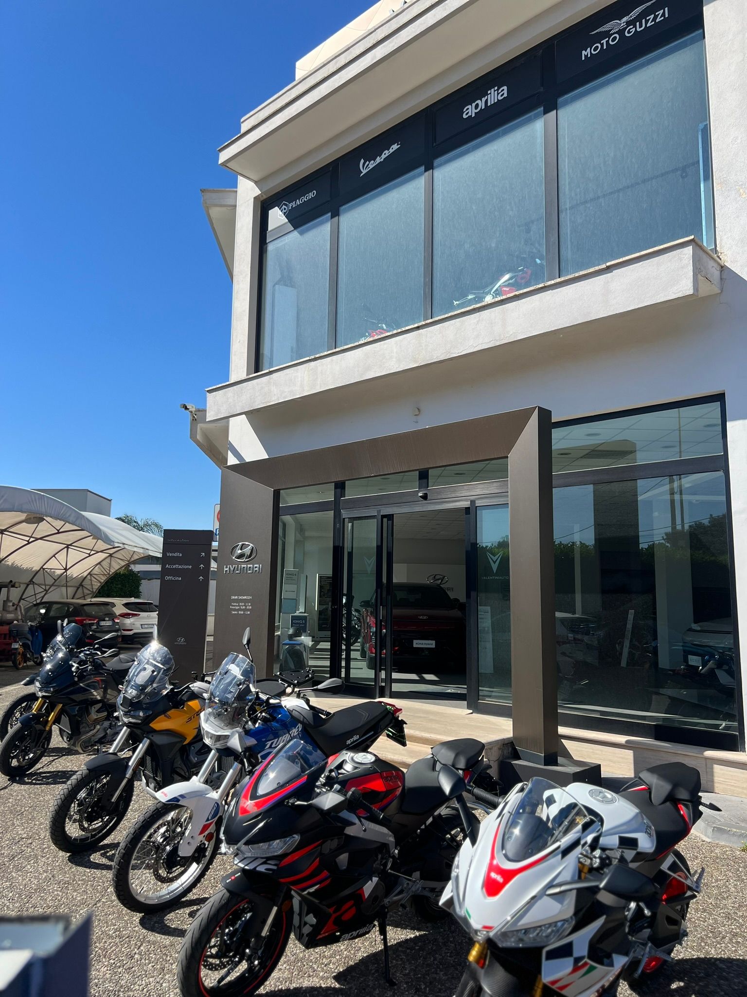Una fila di moto è parcheggiata davanti a un edificio.