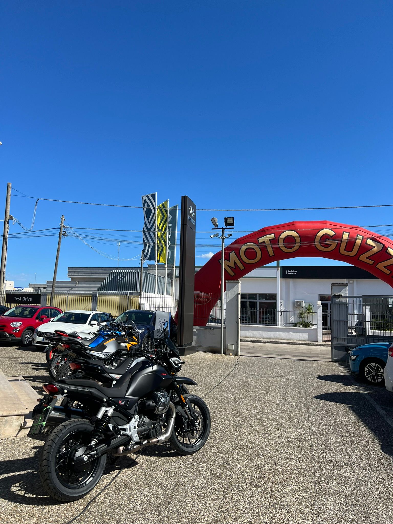 Una fila di moto è parcheggiata davanti a un edificio.