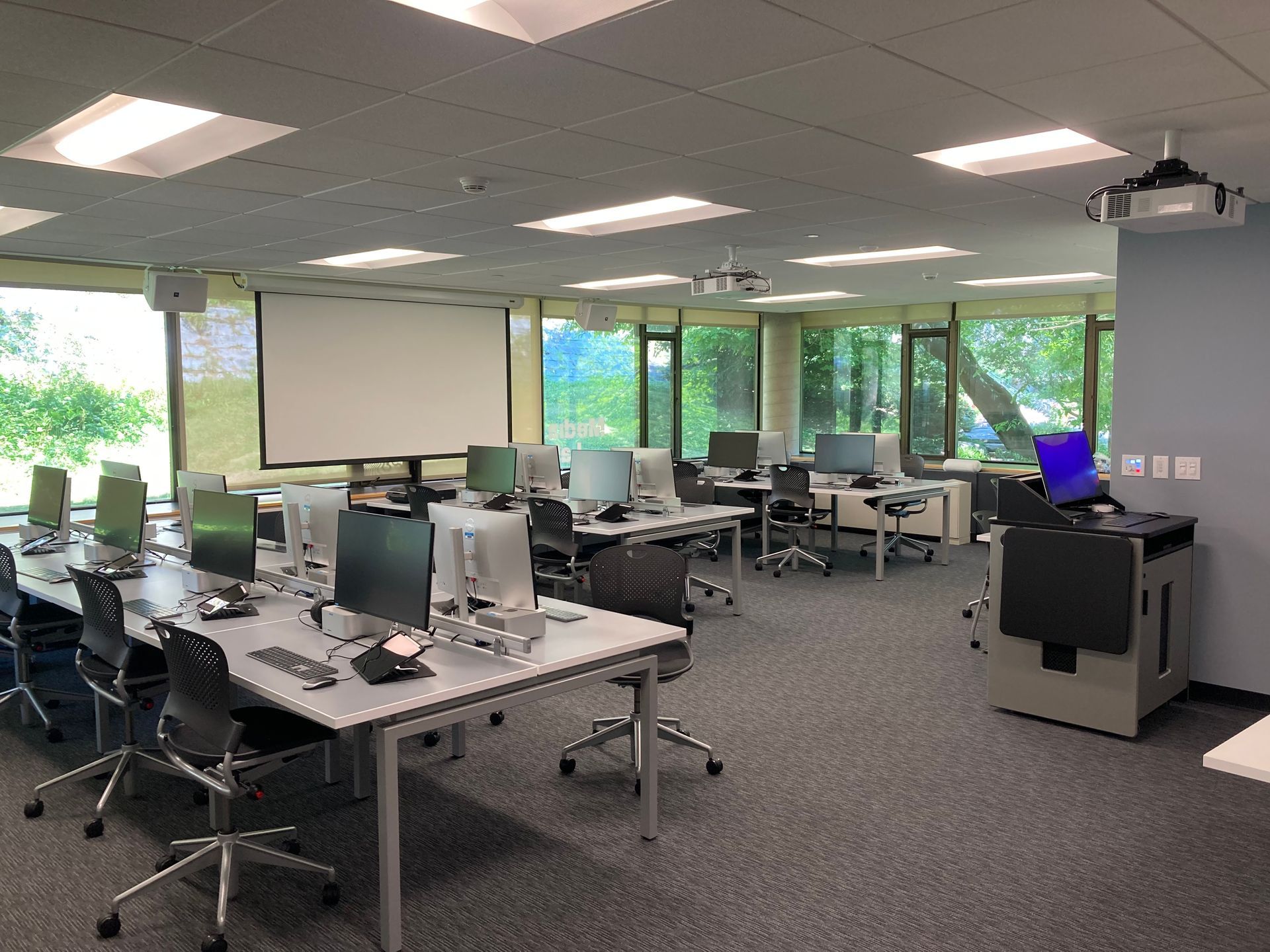 A large room filled with lots of computers and chairs.