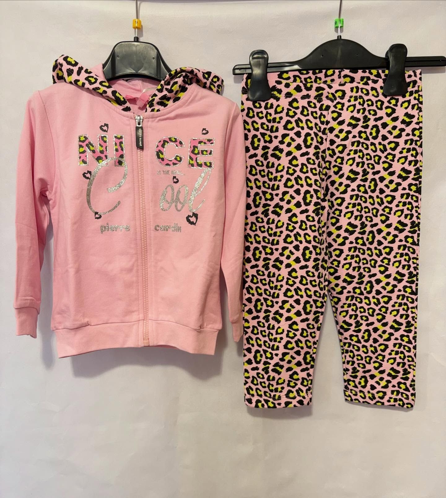 Tuta rosa per bambini: felpa con cappuccio e zip con finiture leopardate e pantaloni capri coordinati.