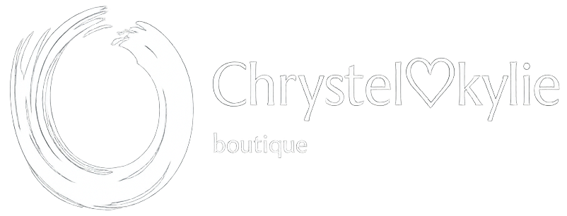 Logo per la boutique Chystel Kylie, testo bianco e contorno di un cerchio e di un cuore.