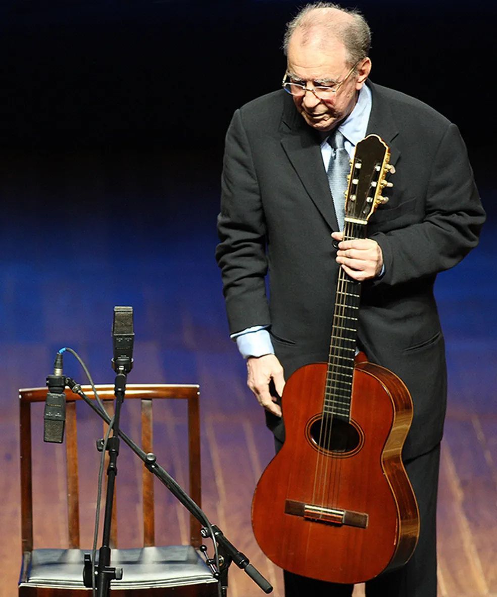 João Gilberto com seu violão Di Giorgio, modelo Tárrega.