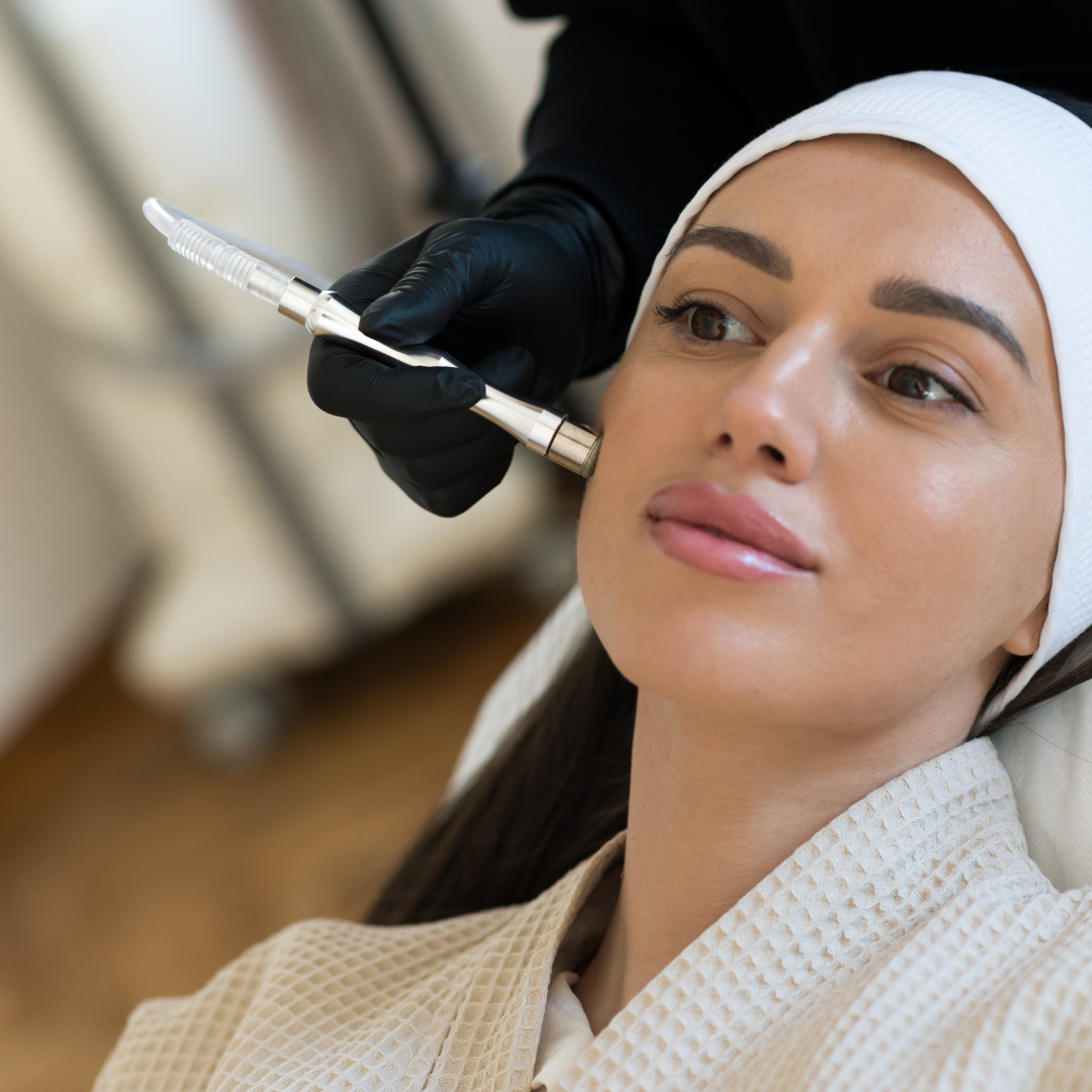 Eine Frau bekommt eine Gesichtsbehandlung