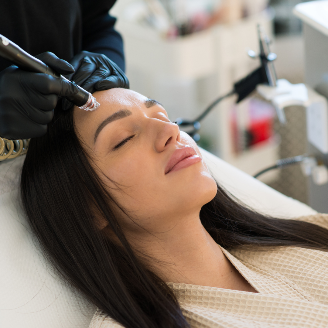 Eine Frau bekommt eine Gesichtsbehandlung