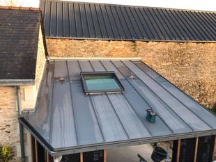 pose de toit en zinc avec Velux dans le Cotentin