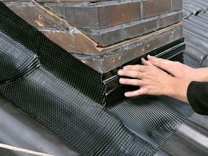 travaux d'étanchéité de toiture sur un solin de cheminée