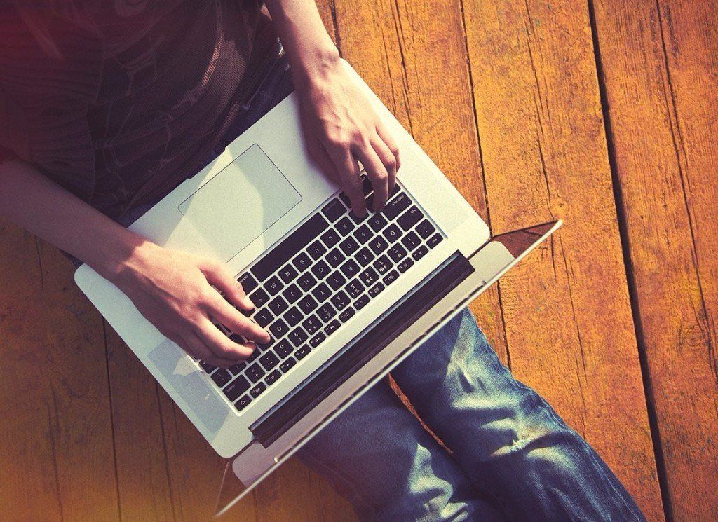 jeune regardant un streaming sur son ordinateur