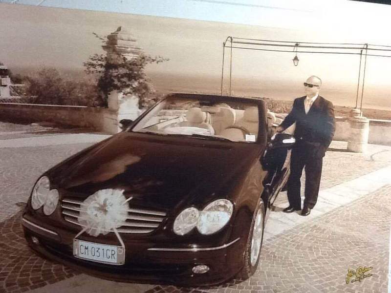 macchina nera con fiocco matrimonio