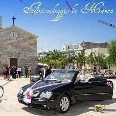 macchina elegante e una chiesa