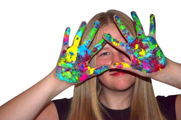 Kinderoptometrie Junges Mädchen mit langen blonden Haaren verdeckt ihr Gesicht mit bunt bemalten Händen