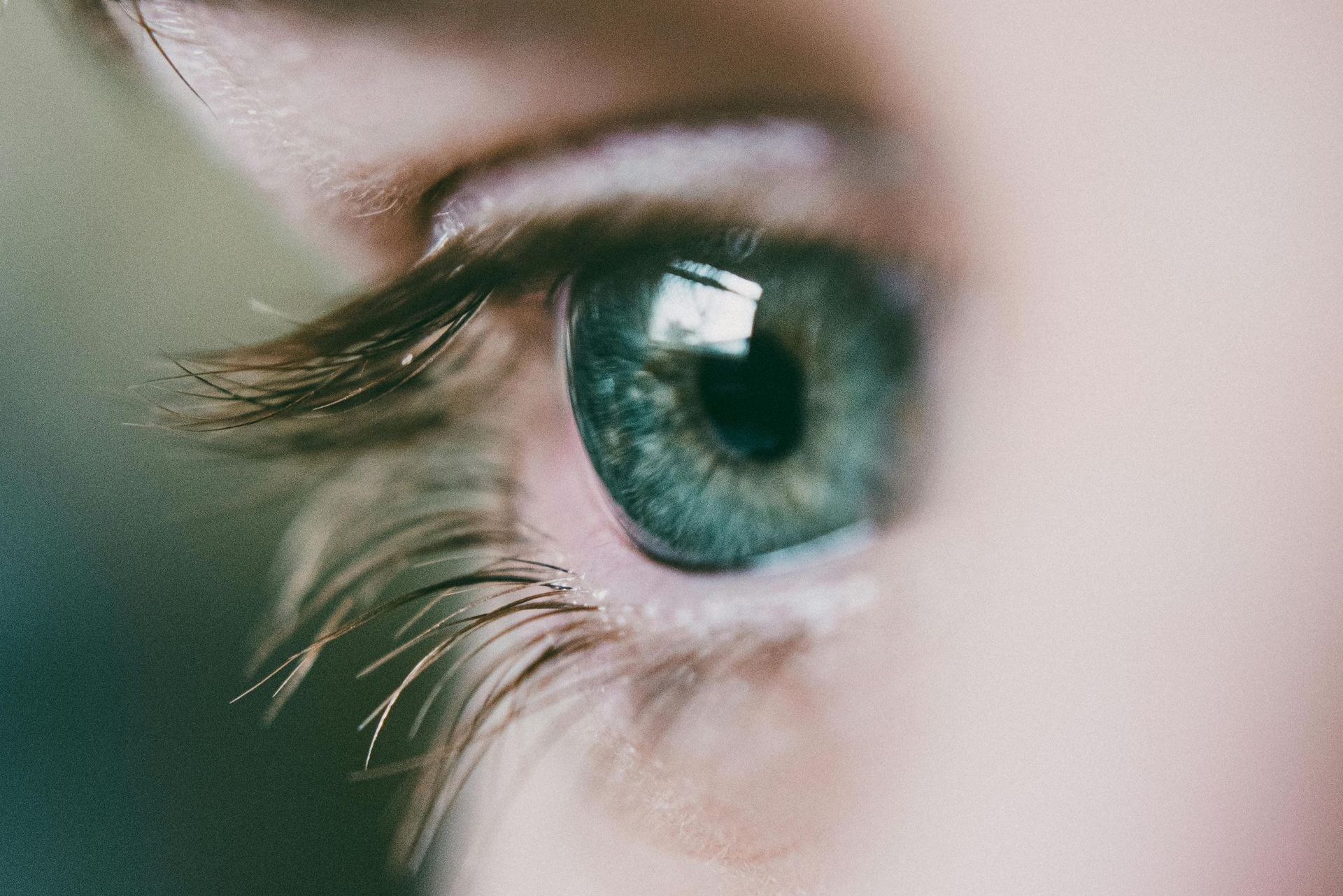 Augenscreening Nahaufnahme Auge eines Kindes, das Auge ist blau