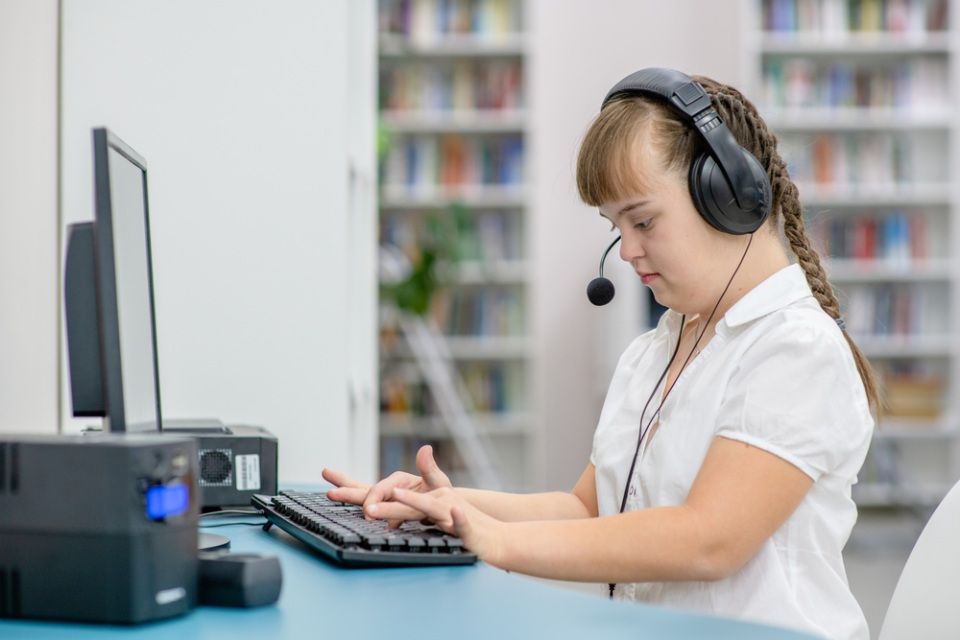 woman working on pc