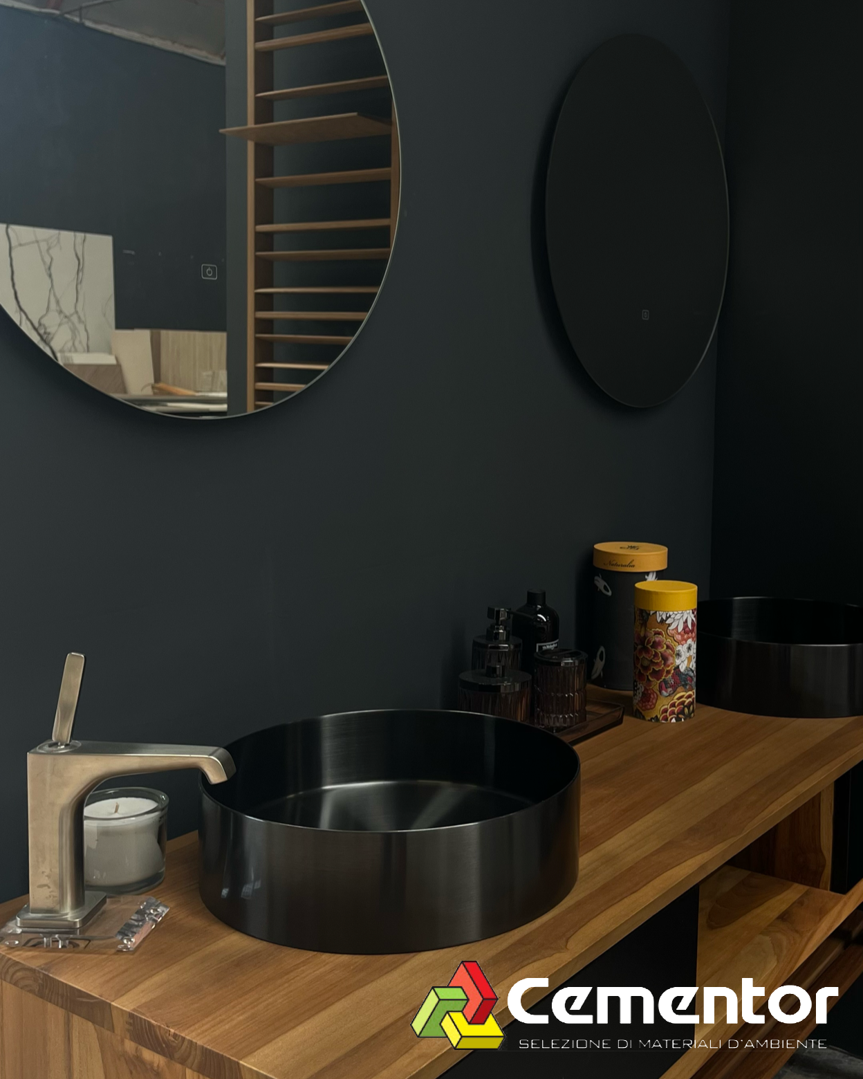 bagno moderno con piano in legno