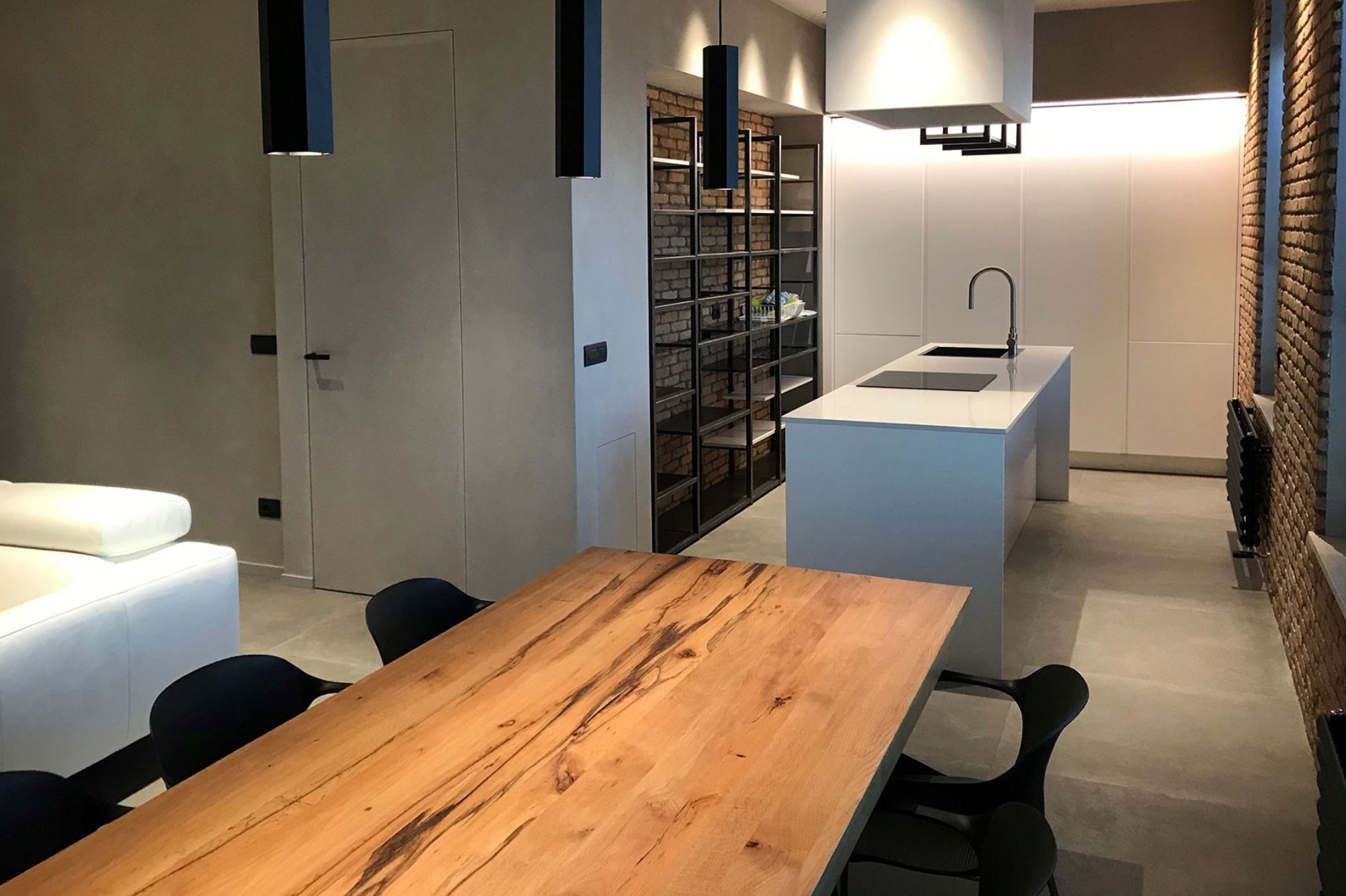 cucina moderna con tavolo in legno