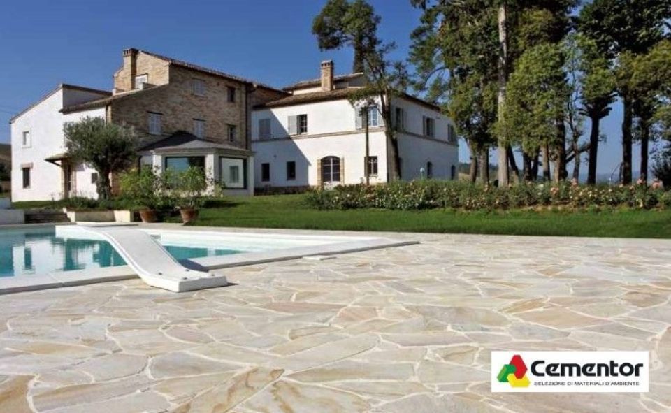 pavimento esterno in pietre naturali con piscina interrata