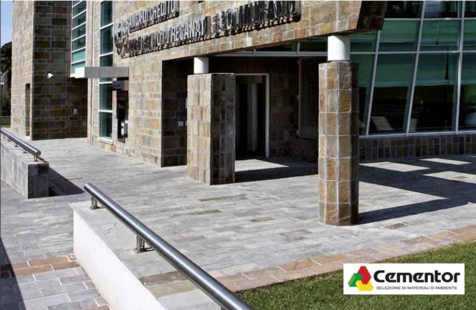 pavimento esterno e colonne in pietre naturali