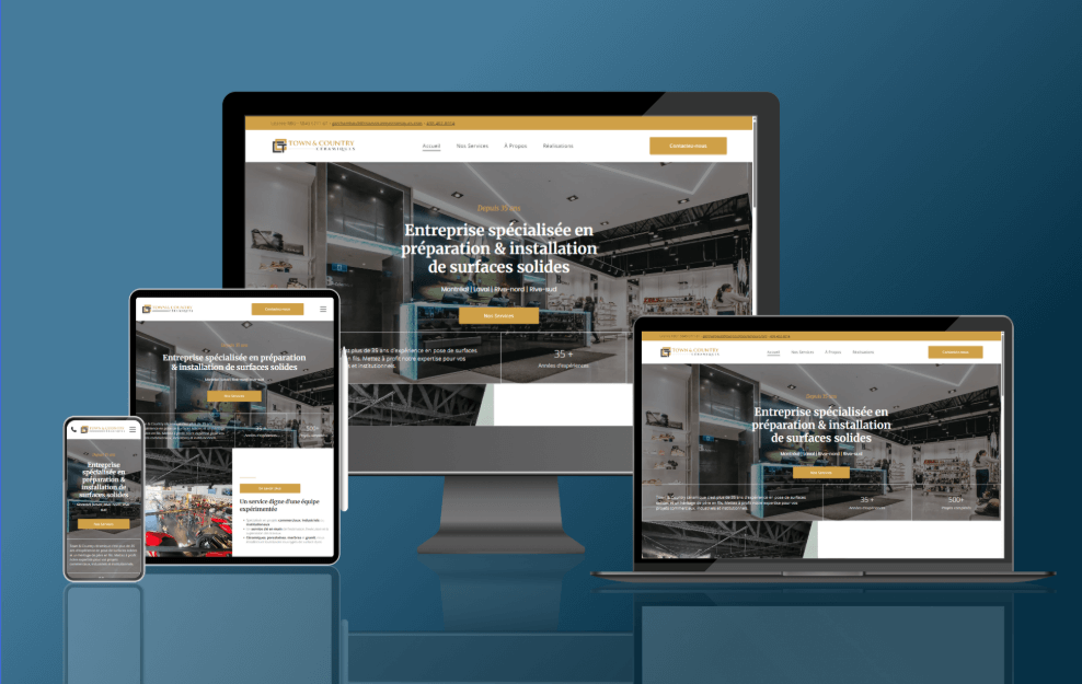 Maquette de site web affichée sur plusieurs appareils avec un fond bleu.