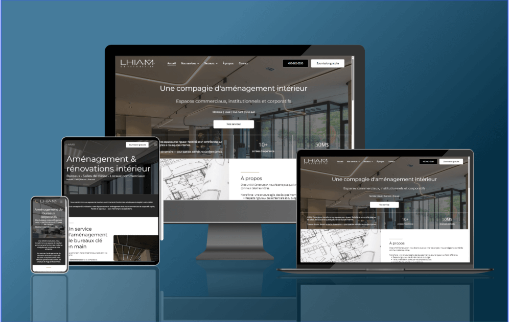 Conception du site web affichée sur téléphone, tablette, ordinateur de bureau et ordinateur portable ; le tout sur fond bleu.