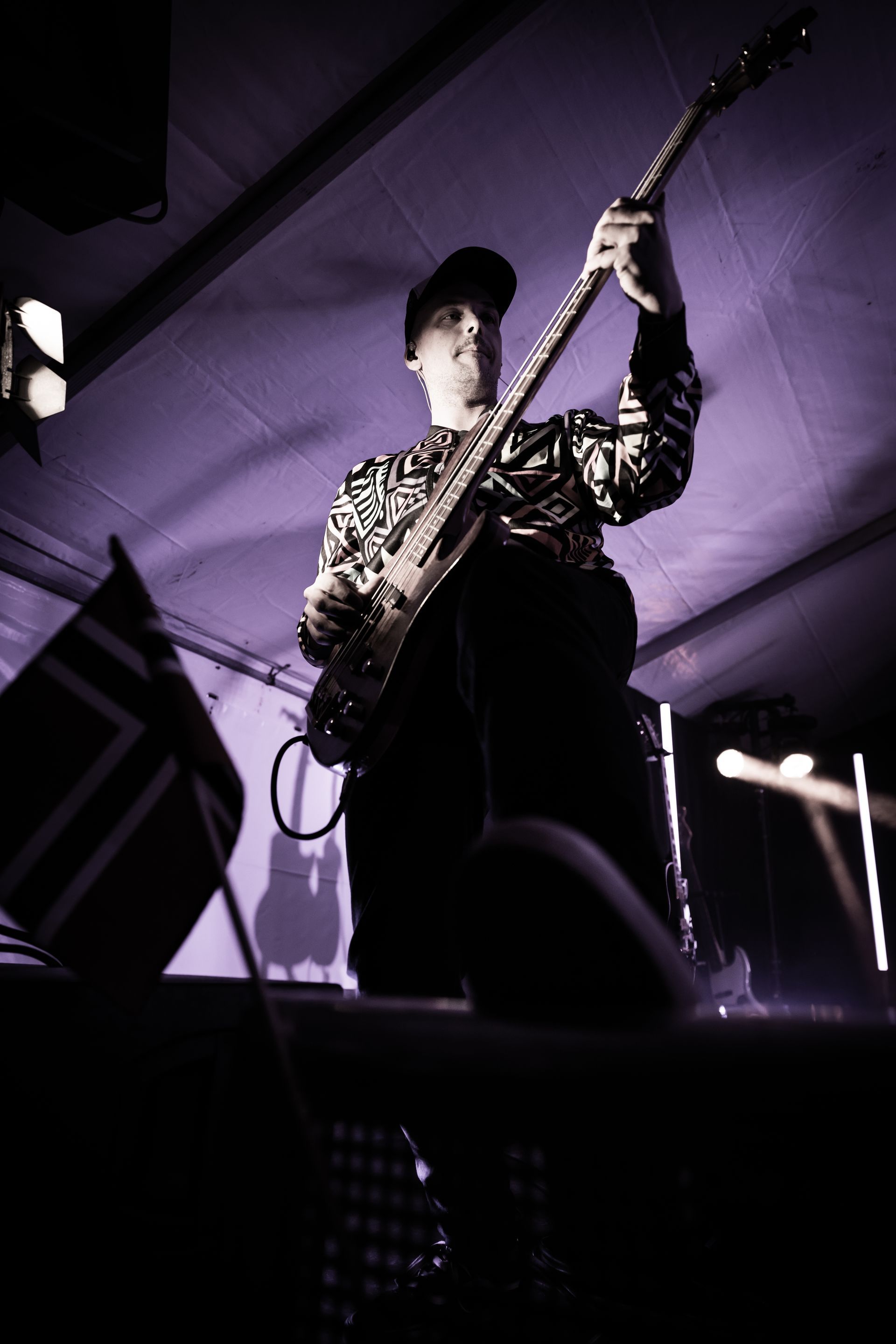 En mann spiller gitar i et mørkt rom