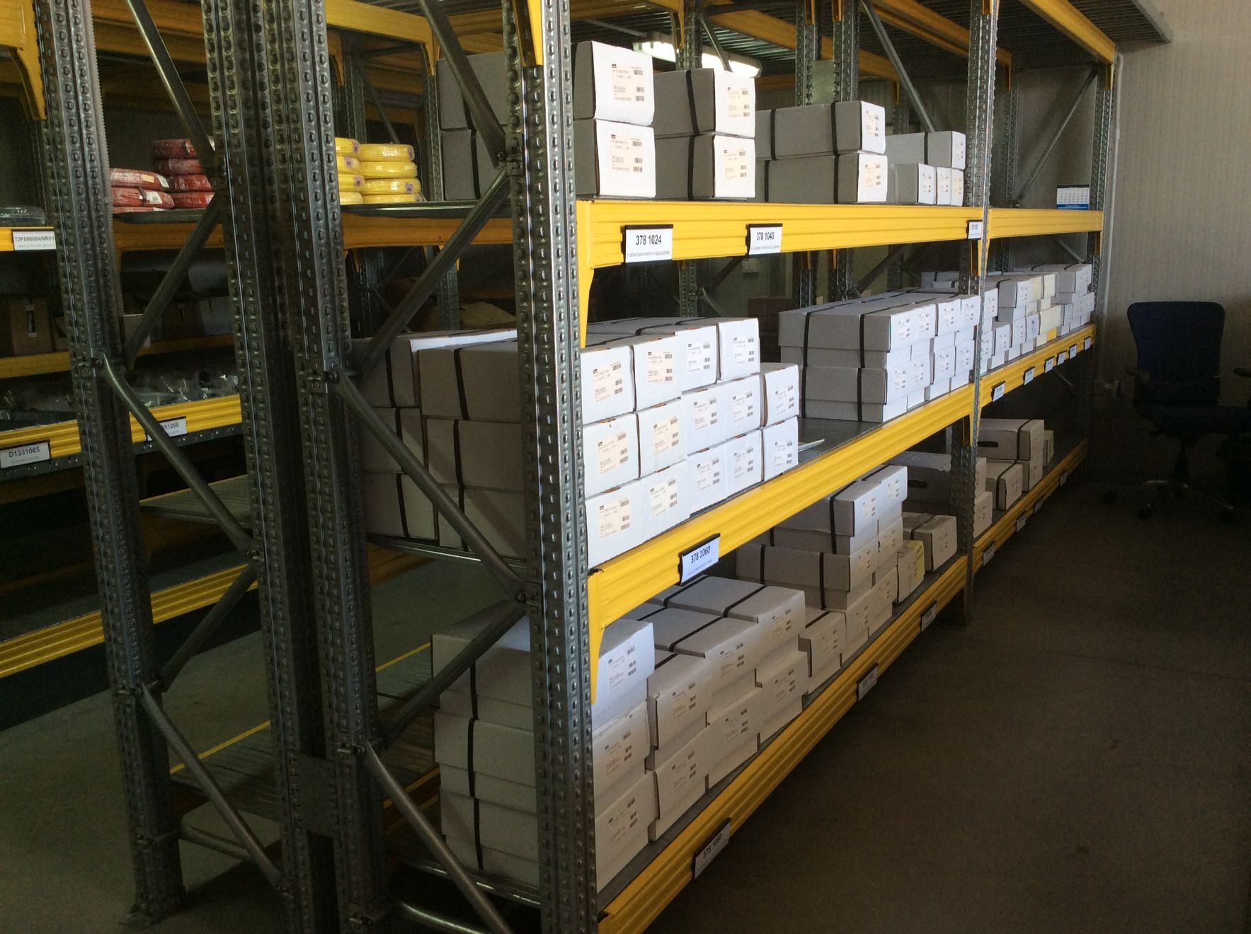 Interni del magazzino di prodotti di oleodinamica