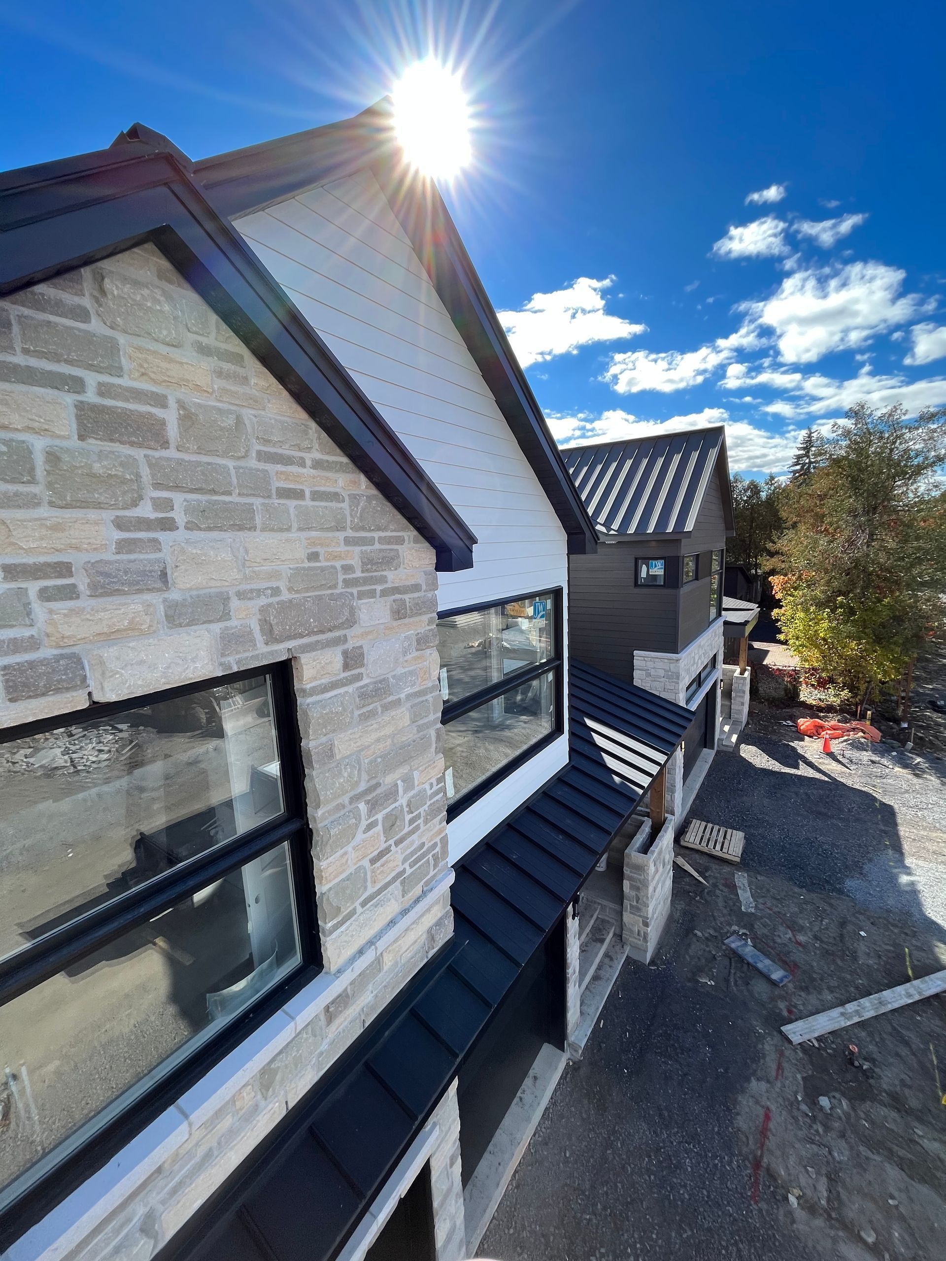 Le soleil brille brillamment sur le côté d'un immeuble