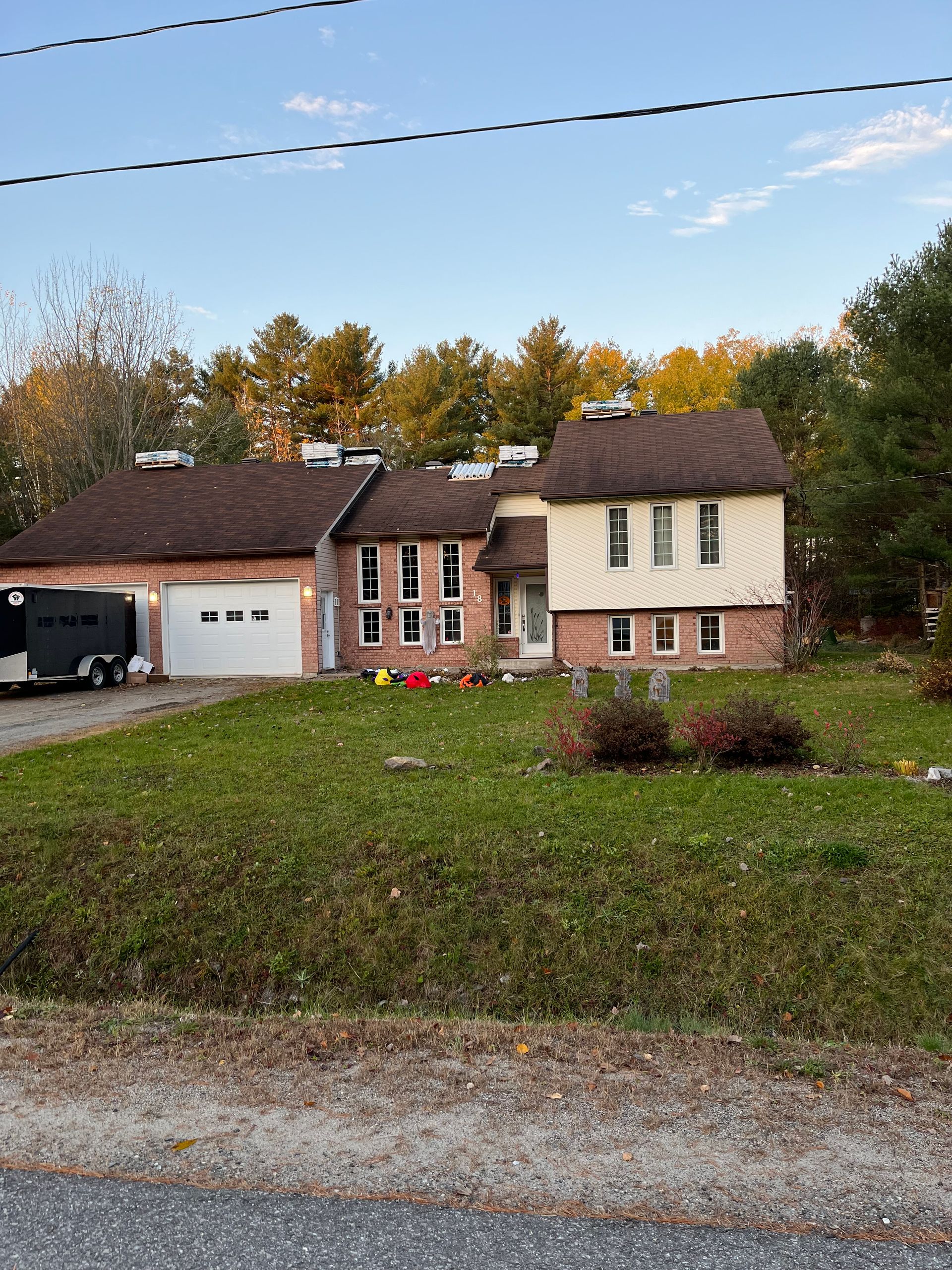 Une maison avec une caravane garée devant.