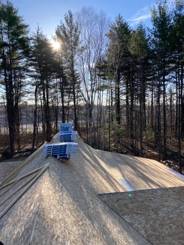 Un toit est en construction au milieu d'une forêt.