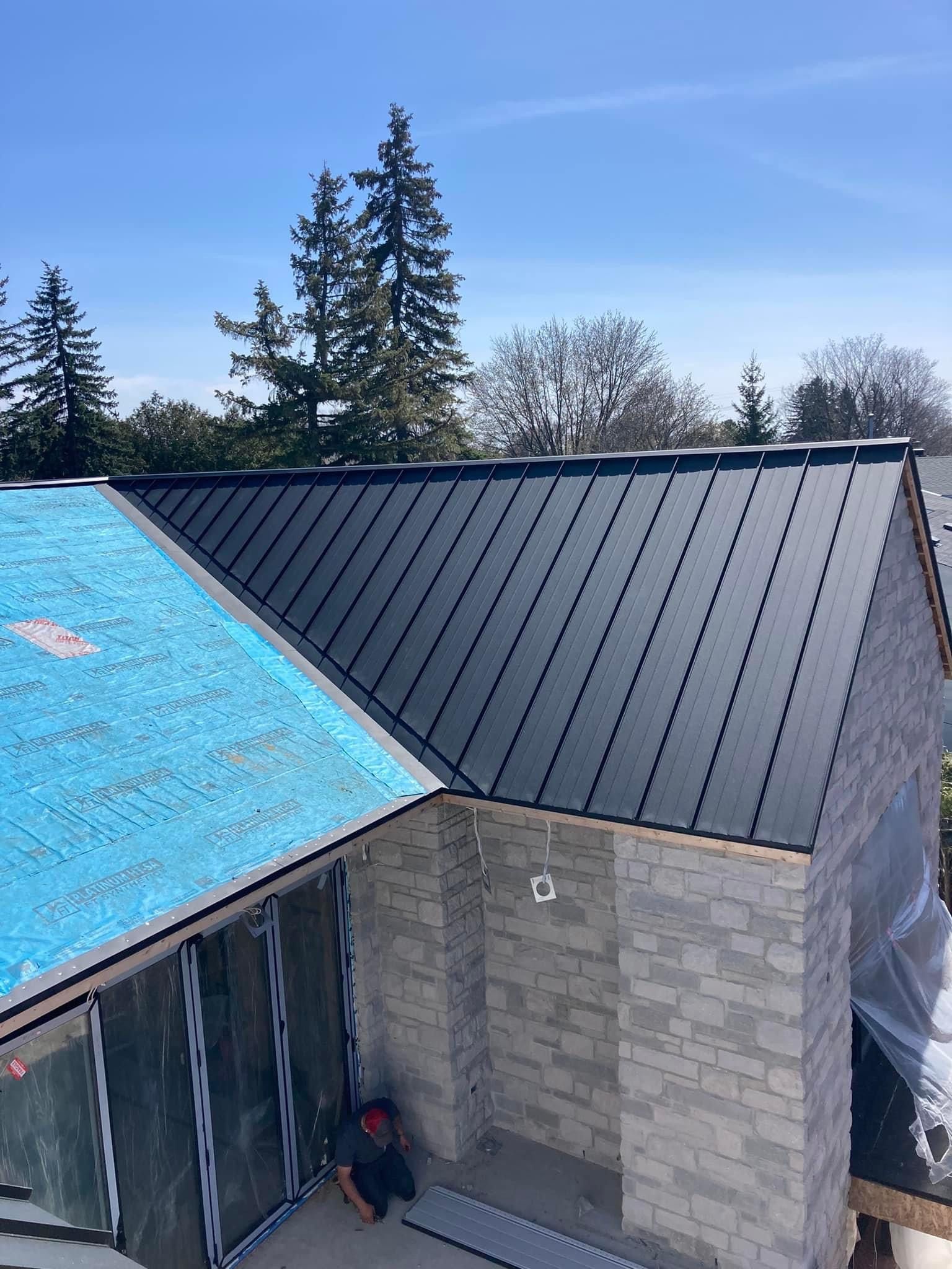 Un homme travaille sur le toit d'une maison.