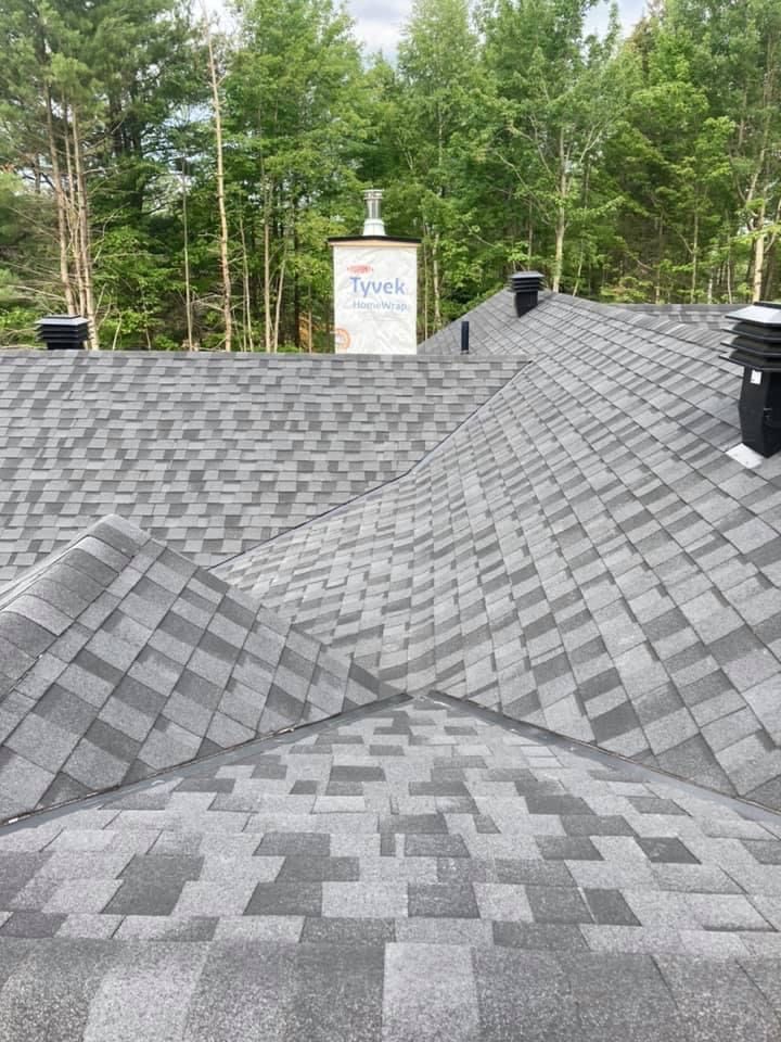 Un gros plan d'un toit avec une pancarte dessus.