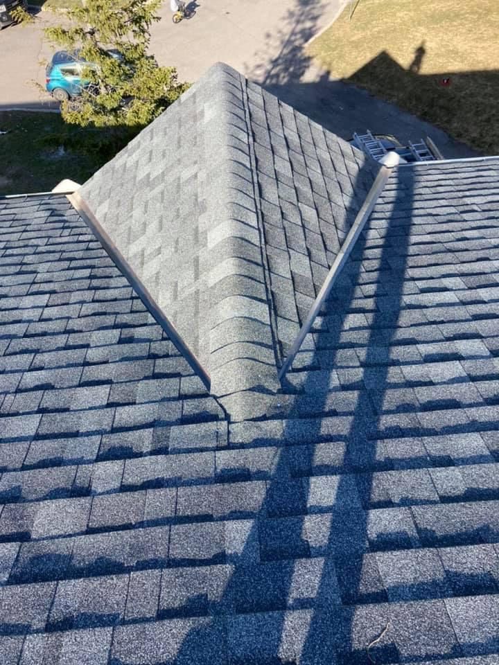 Un gros plan d'un toit avec des bardeaux dessus.