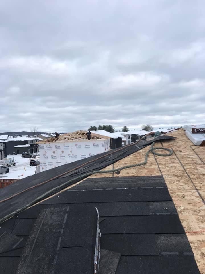 Un toit est en construction par temps nuageux.