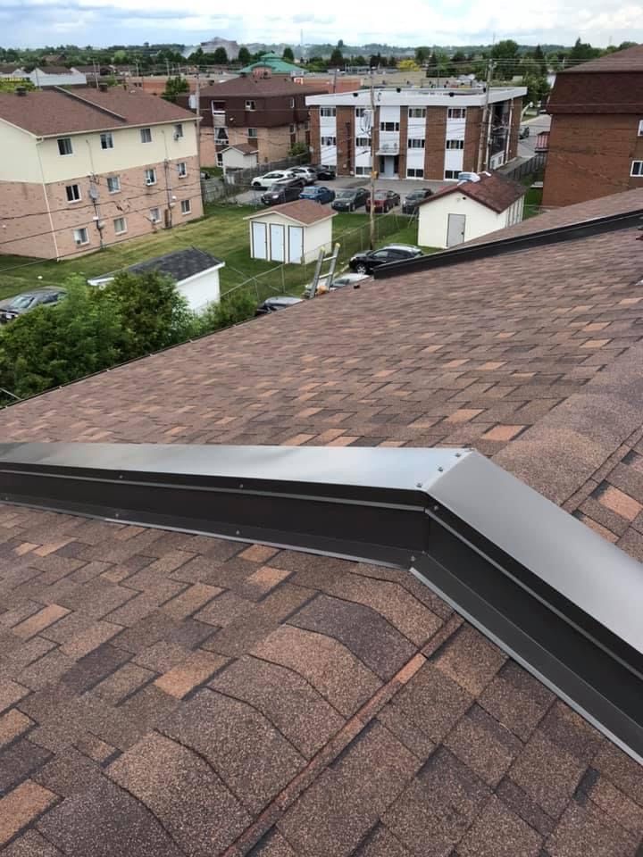 Un toit avec une garniture métallique et une vue sur une ville.