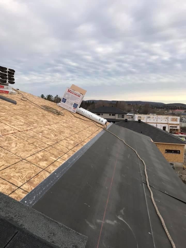 Le toit d'un bâtiment est en cours de construction et le toit est en cours d'installation.